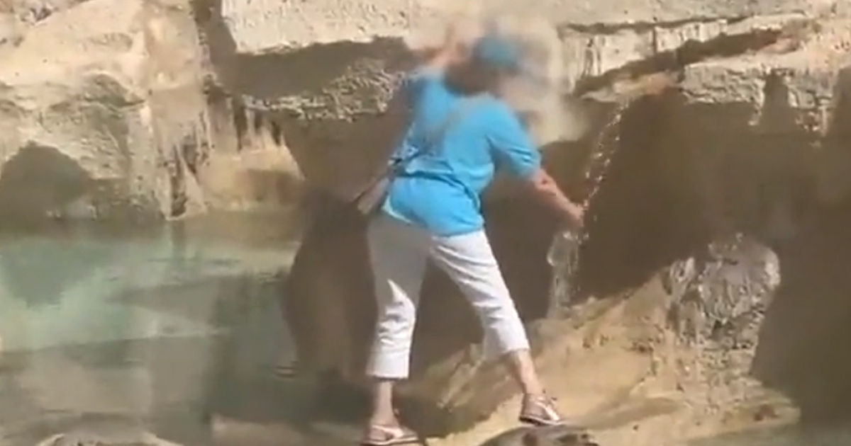 Une touriste traverse la fontaine de Trevi à Rome pour remplir sa bouteille d’eau et choque les visiteurs