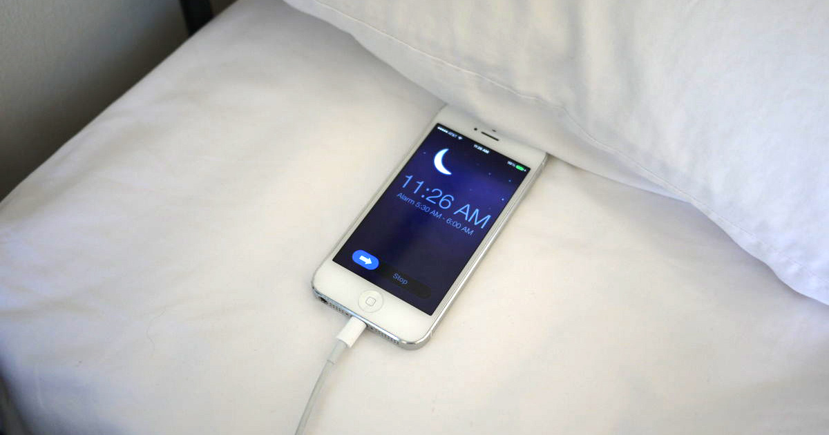 Apple prévient de ne jamais dormir à côté de son téléphone pendant qu’il se recharge