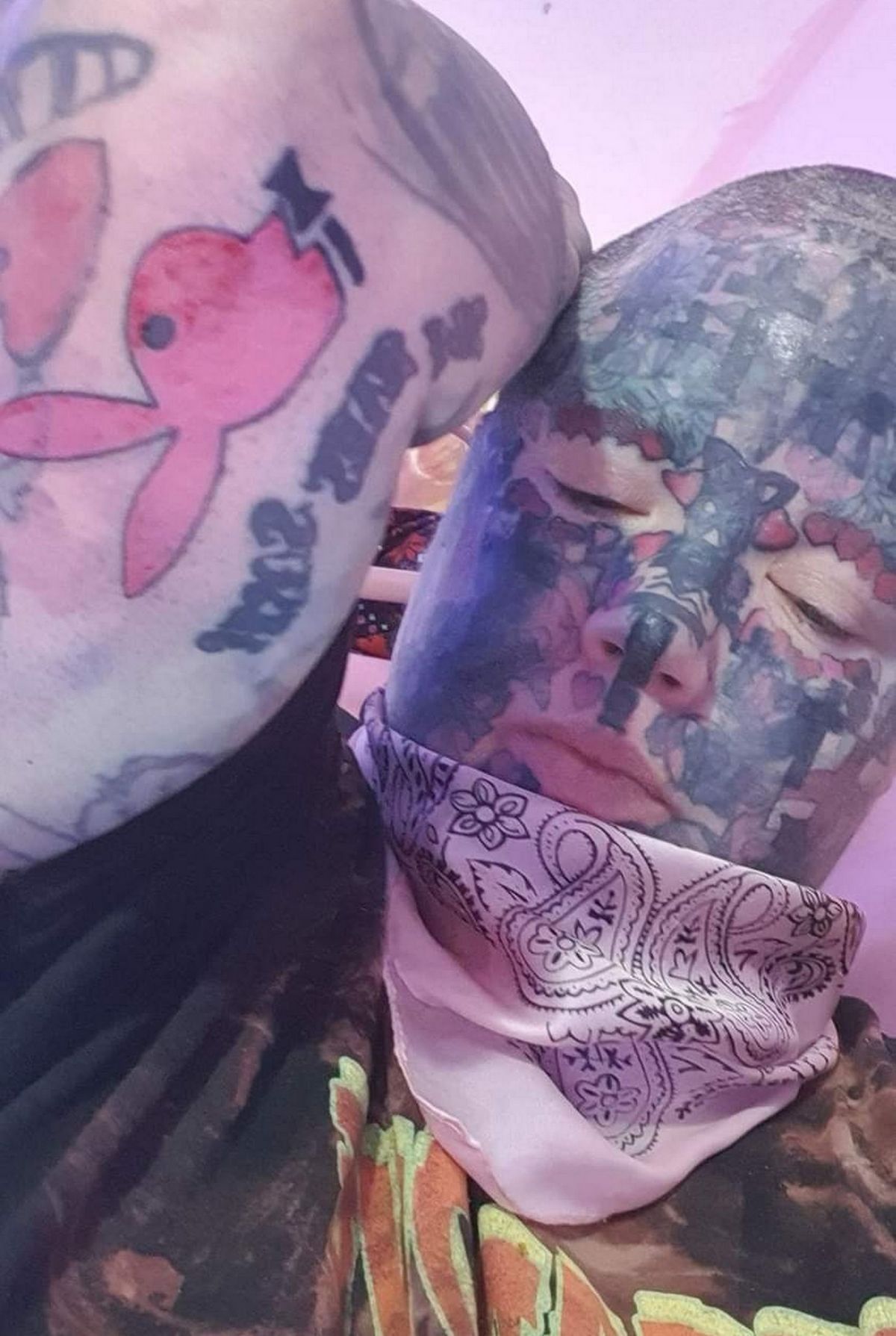 Les salons de tatouage lui ont interdit de se faire tatouer le visage, ce qui a rendu difficile l'obtention de tatouages à certains endroits.